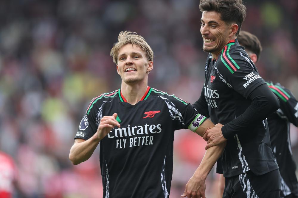 咔咔一顿扣！克里斯17中11&罚球9中6砍下28分8板4助2断